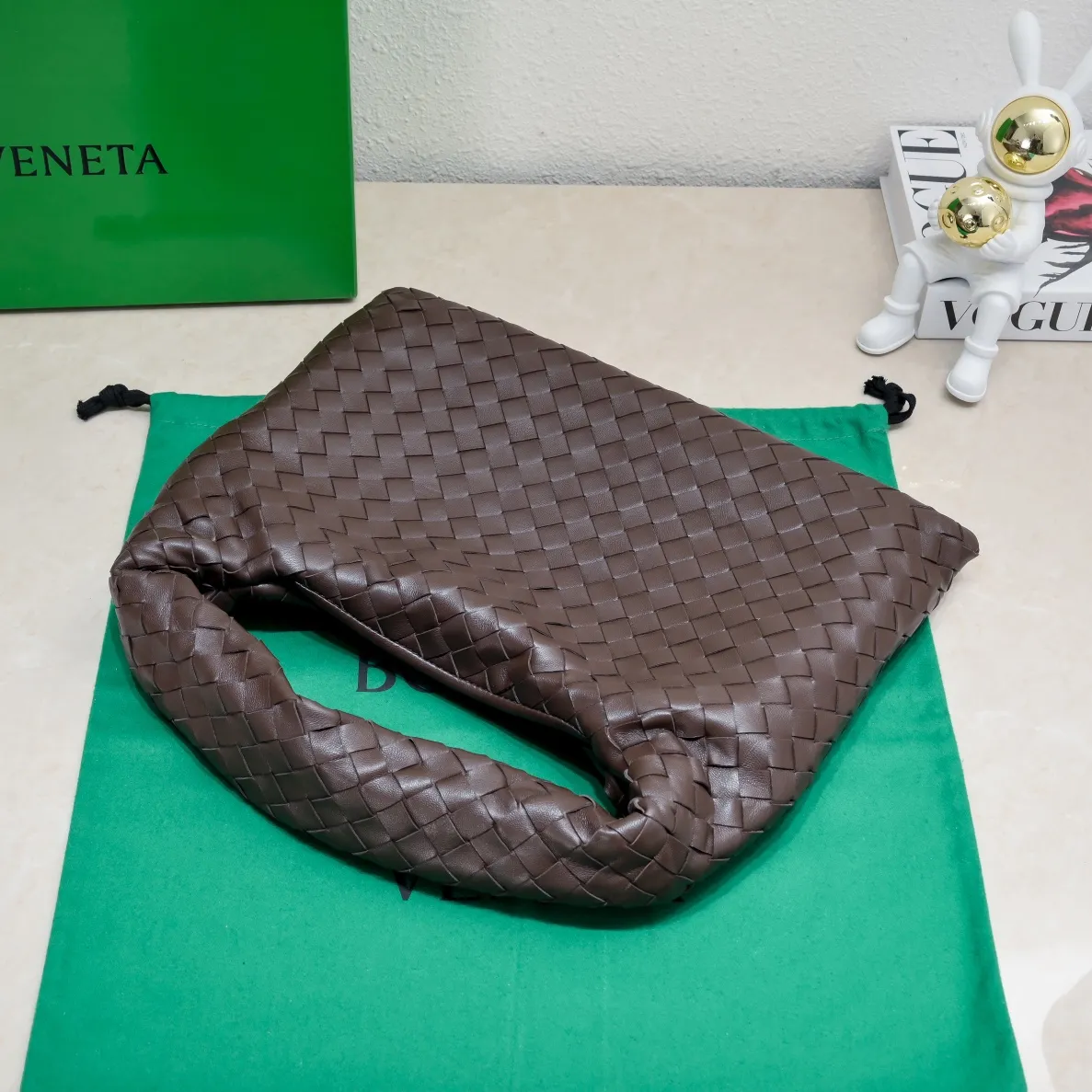 Batch 1860 #Bv new small HOP bag, the bag body and handles are made of a whole piece of woven leather. The bag body is soft and lazy. Hop symbolizes the praise of innovation and eternal craftsmanship [love]. The pyramid silhouette combines practicality and fashion. It is modern and casual. The double-sided closure design of the bag mouth is more convenient and safe! The cowhide texture also makes the bag more wear-resistant and durable. A must-have for fashionable ladies who like minimalism yet comfortable and casual! Size: 41x20.5x7.5, Model: 3966#